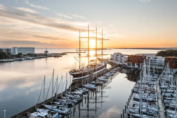 Passat Ein großes Schiff im Hafen bei Sonnenaufgang.
