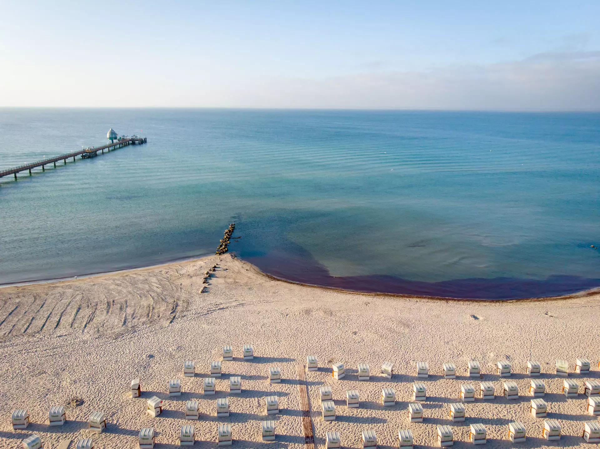 Überblick über Grömitz Strand von Grömitz mit Strandkörben und der Seebrücke.