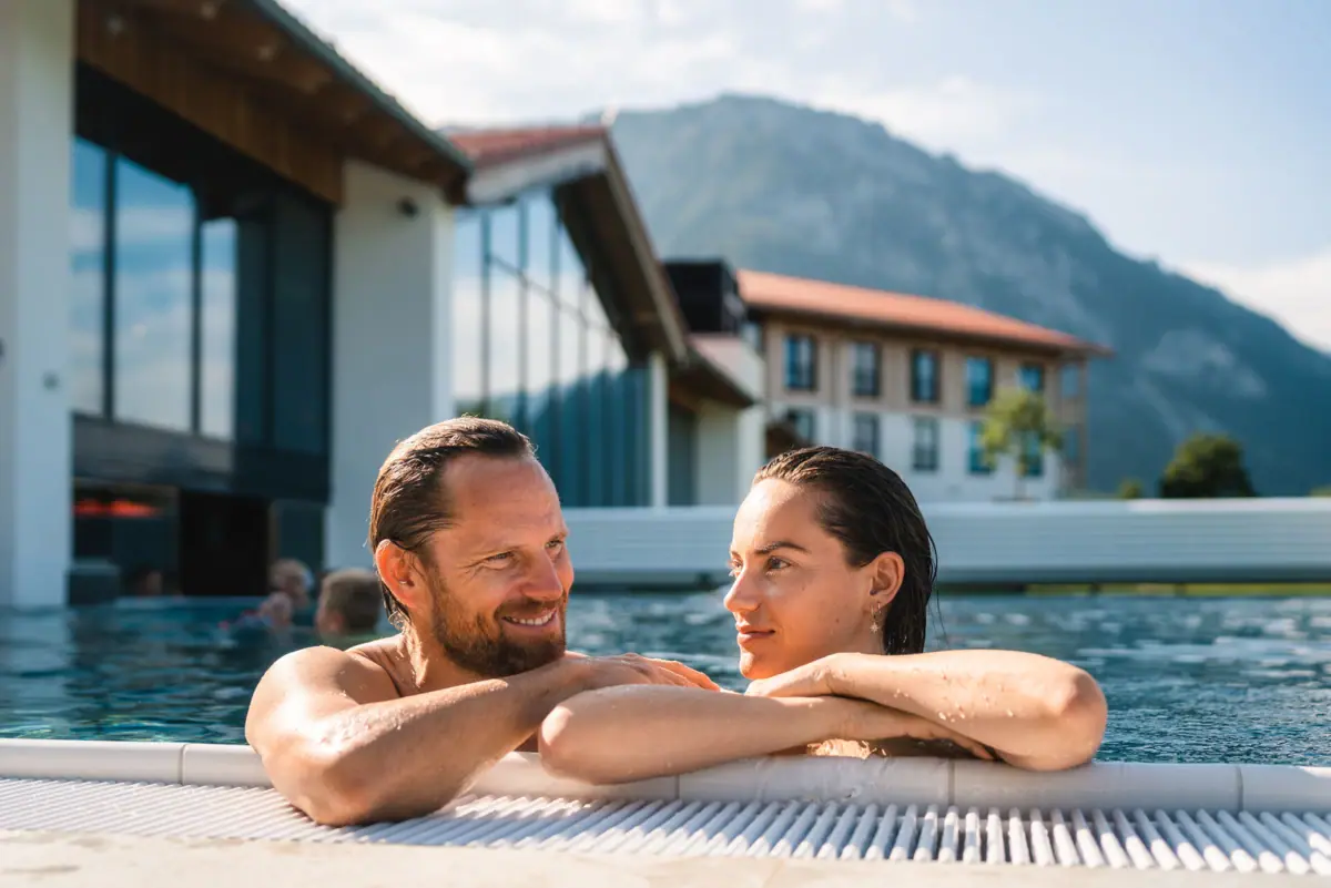 Ein Mann und eine Frau in einem Pool.
