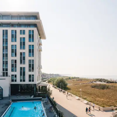 aja Warnemünde Das aja Warnemünde mit einem Außenpool neben der Strand-Promenade.