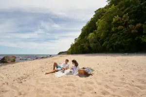 Strand Ein Mann und eine Frau am Strand.
