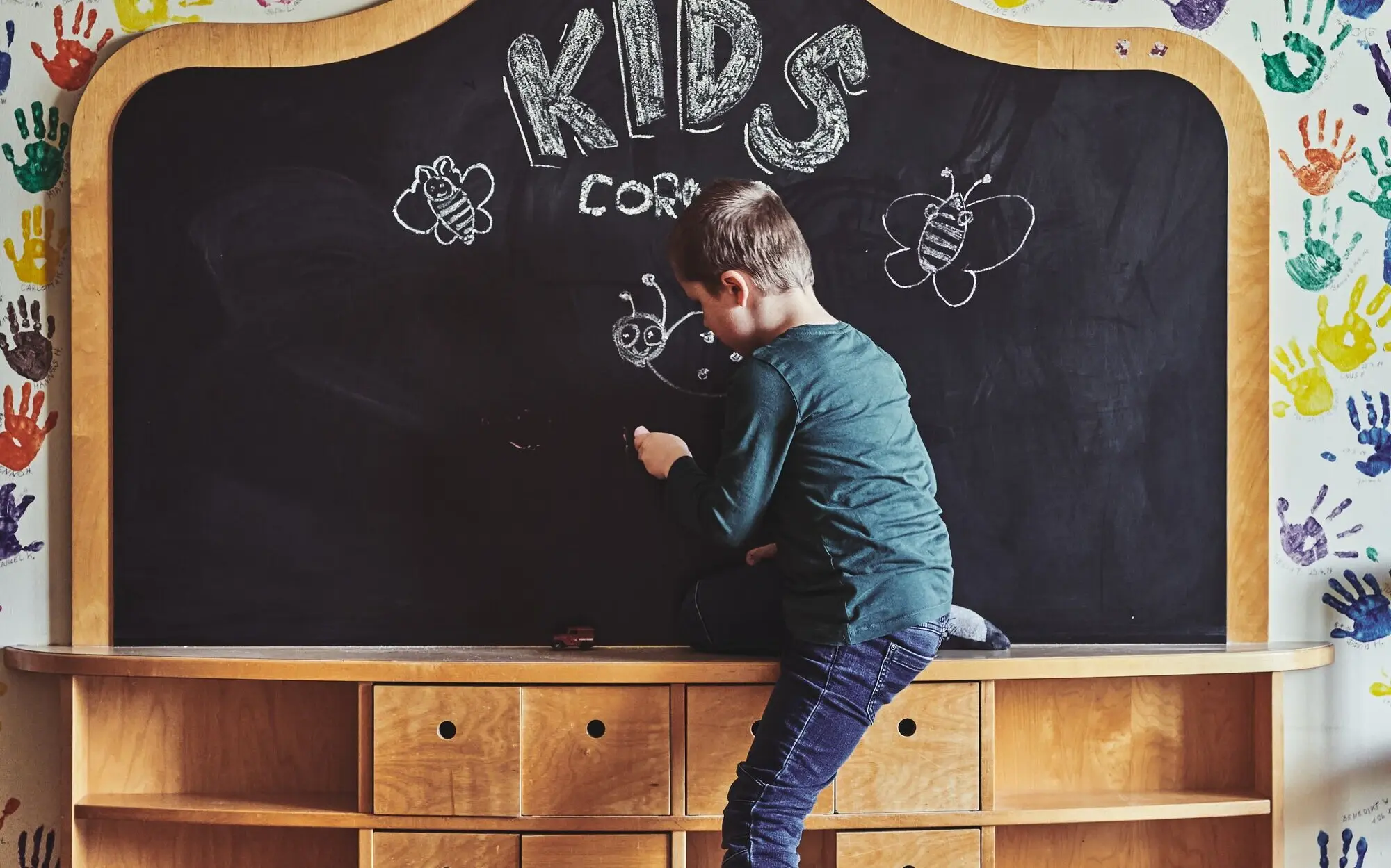 Kinderclub aja Bansin Ein Junge schreibt an einer Tafel.