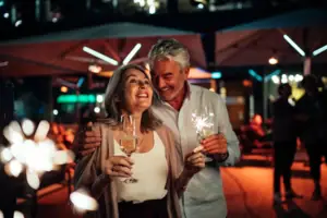 Silvester Ein Mann und eine Frau halten Weingläser.