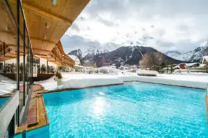 Ein Swimmingpool im Freien, umgeben von Schnee.