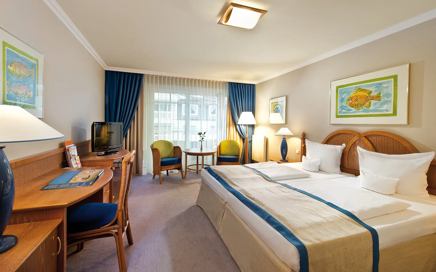 Doppelzimmer aja Bansin Ein einladendes Hotelzimmer mit einem gemütlich gemachten Bett, Nachttischen und einer Schreibtischecke.