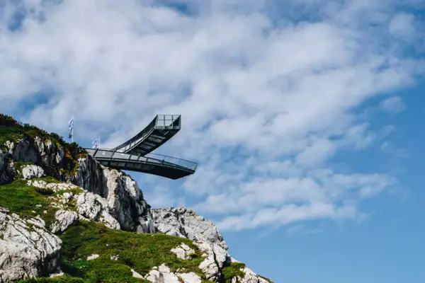 Alpspix Die Alpspix Plattform in X Form über eine Klippe.