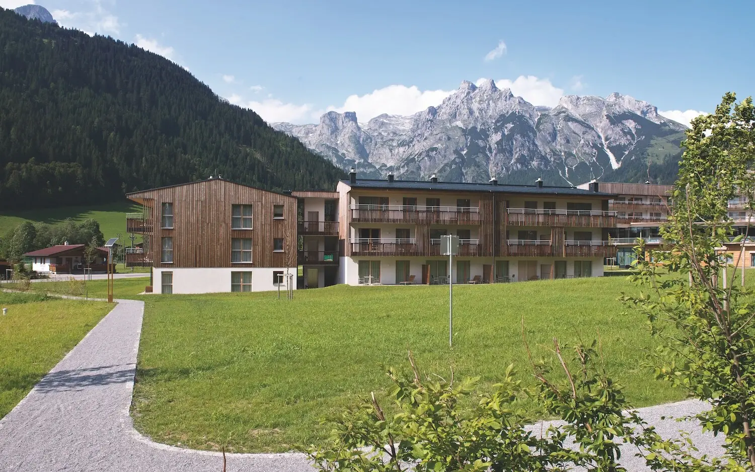aja Ferienwohnungen Werfenweng aja Ferienwohnungen in Werfenweng mit Rasenfläche und Bergkulisse im Hintergrund.
