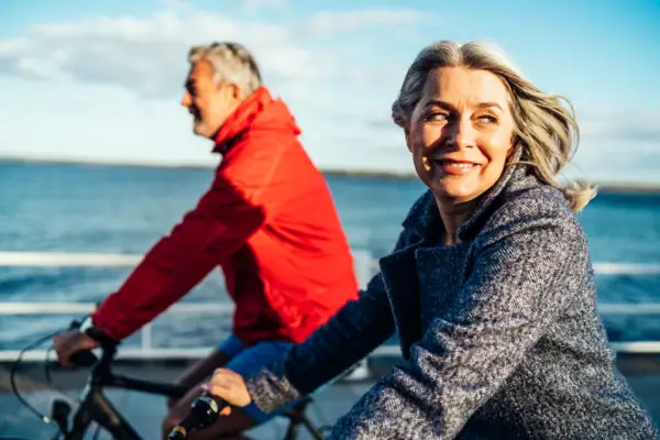 Fahrradtour Ein Mann und eine Frau fahren Fahrrad im Freien.