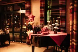 Silvesterdeko Ein Tisch mit einem Klavier und Weinflaschen.