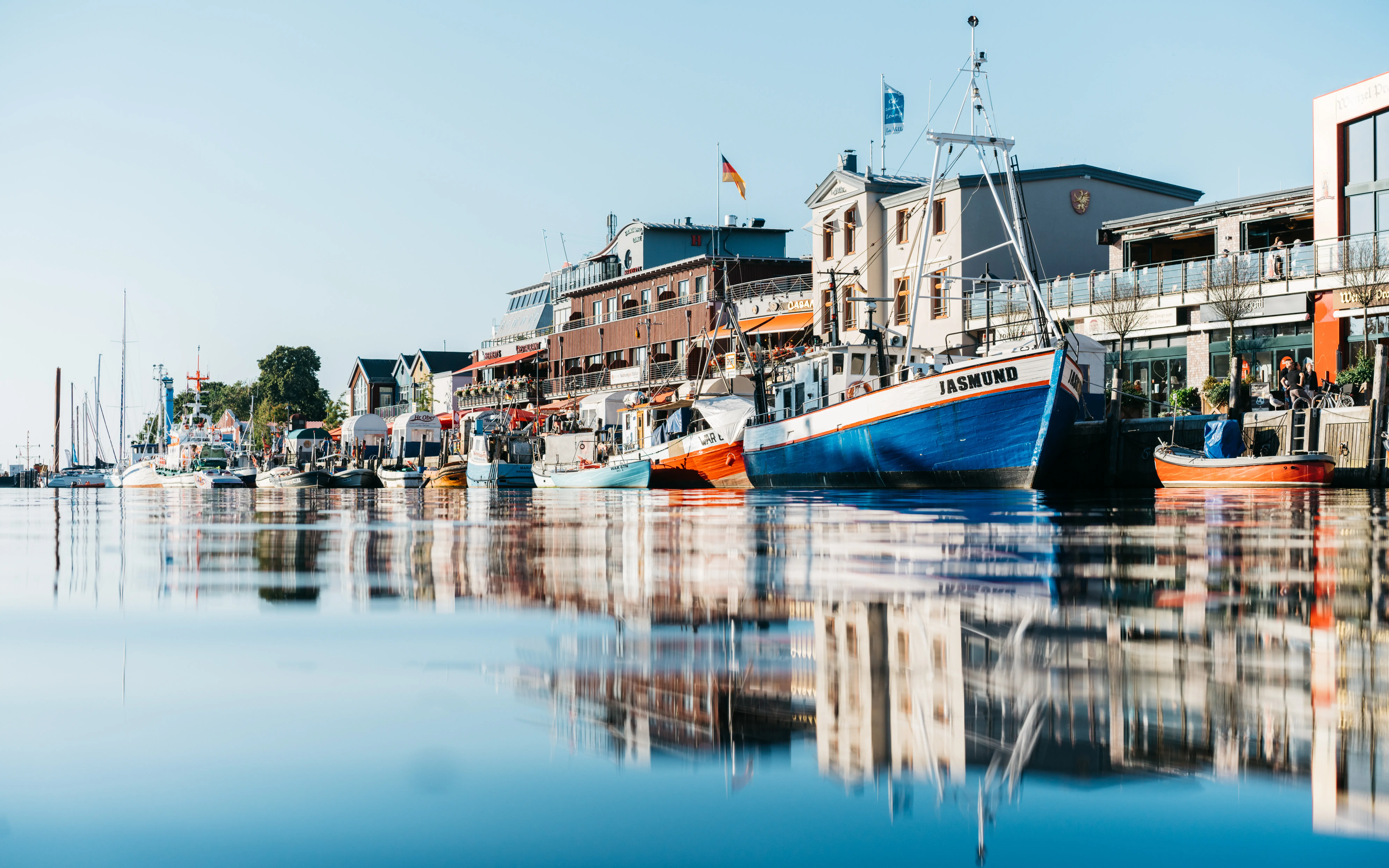 Boote und Hafen in Warnemünde