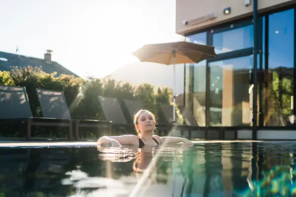 Außenpool Eine Frau schwimmt in einem Pool im Freien.