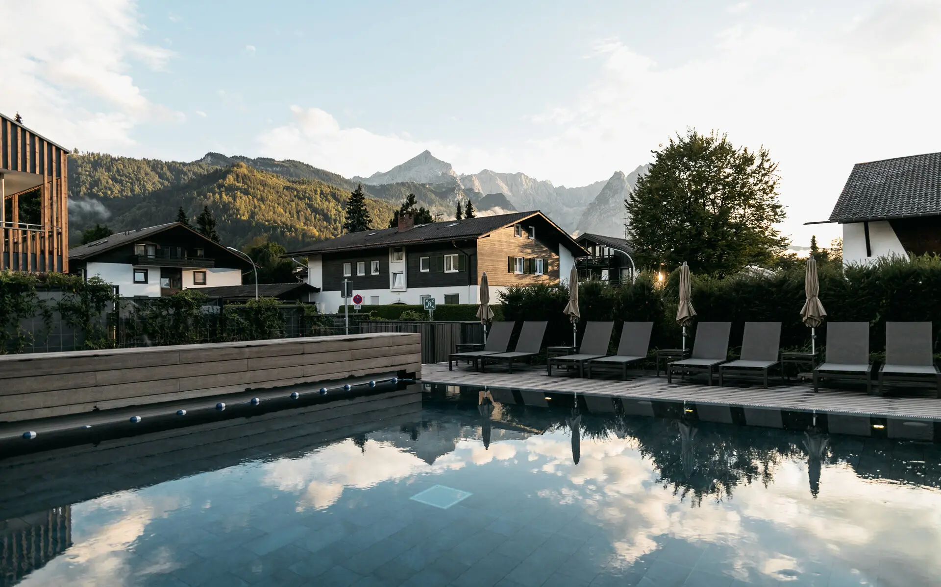 Außenpool aja Garmisch-Partenkirchen Außenpool mit Bergblick im aja Garmisch-Partenkirchen