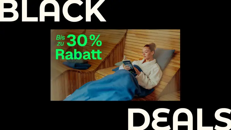 Black Deals Eine Frau liegt auf einer Holzbank und liest ein Buch.