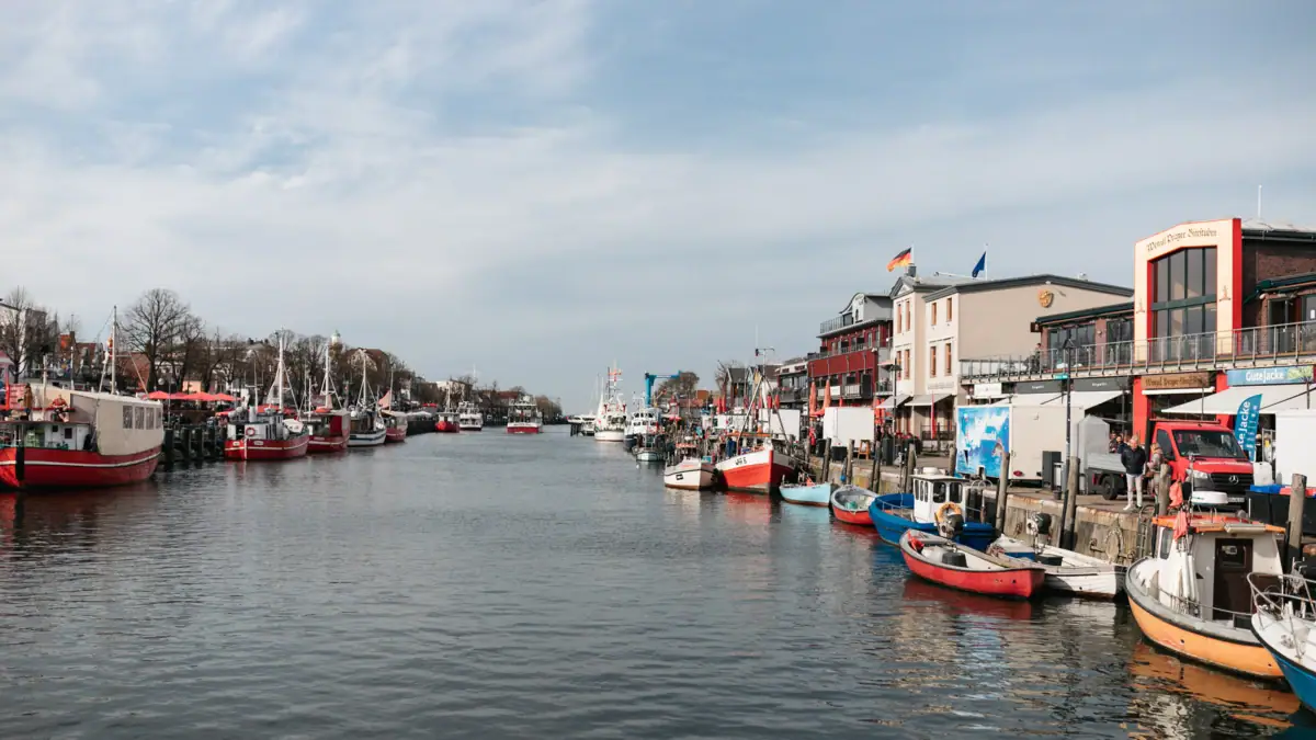 Alter Strom Fluss mit Booten darauf