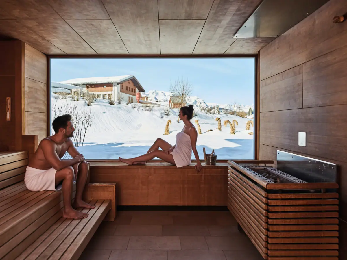 Sauna im Winter Zwei Personen sitzen in der Sauna