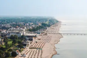 aja Grömitz Strand mit vielen Menschen und Gebäuden aus der Vogelperspektive.