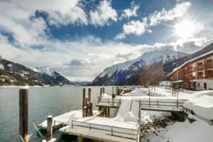 Ein schneebedeckter Steg an einem See.