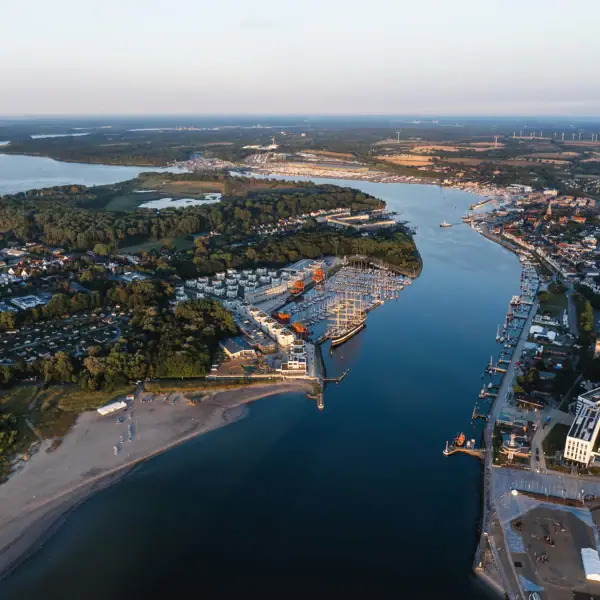 Travemünde von oben Fluss mit Stadt und Gewässer aus der Vogelperspektive.