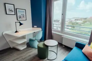 Doppelzimmer seitlicher Meerblick Ein Raum mit einem Tisch, einem Stuhl und einem Fenster.