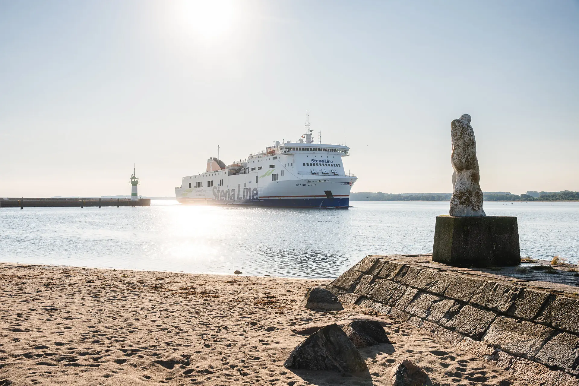 Fähre Travemünde Ein großes weißes Schiff im Wasser.