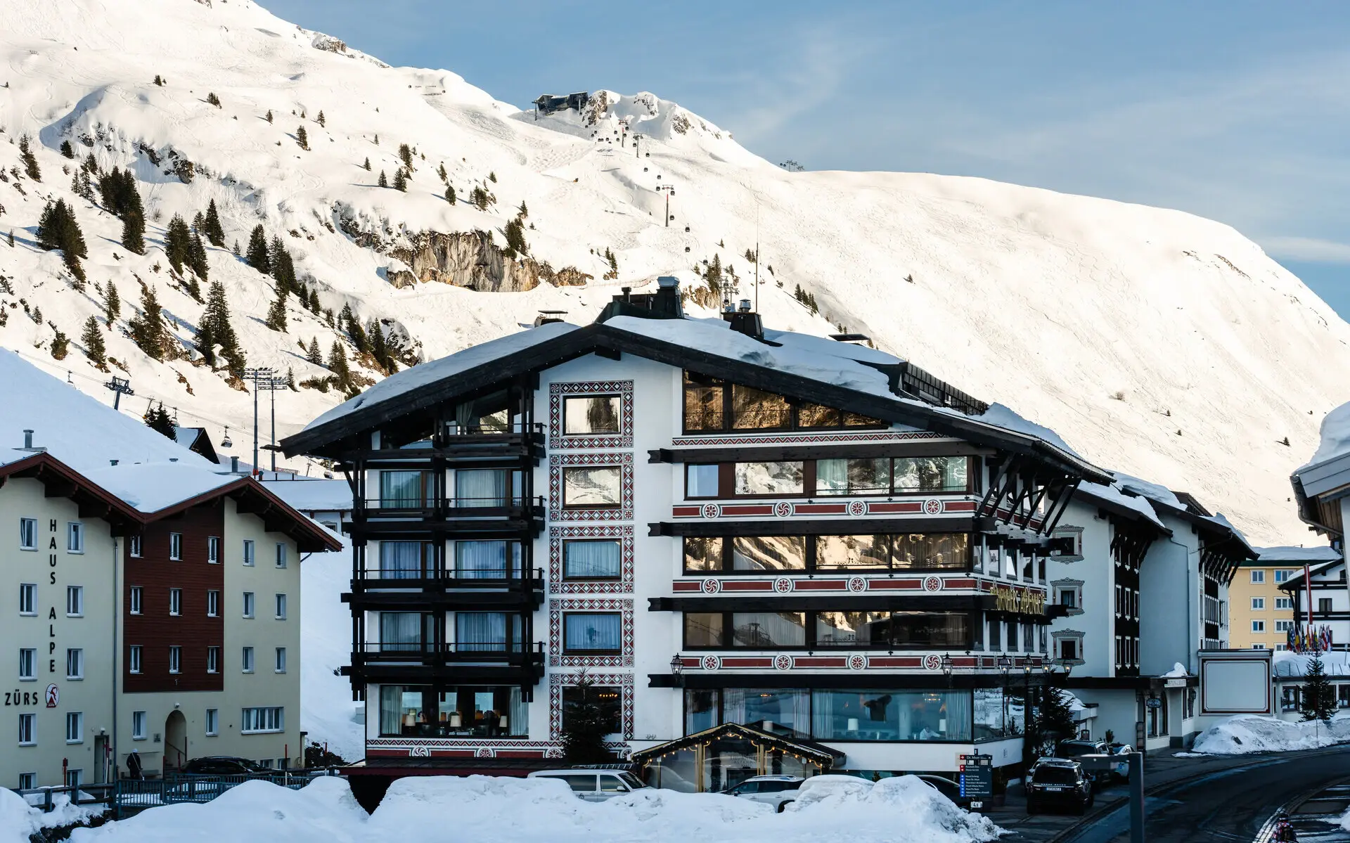 Thurner's Alpenhof Gebäude mit Schneedecke an der Seite