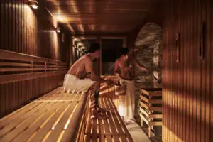Sauna Zwei Männer in einer Sauna.