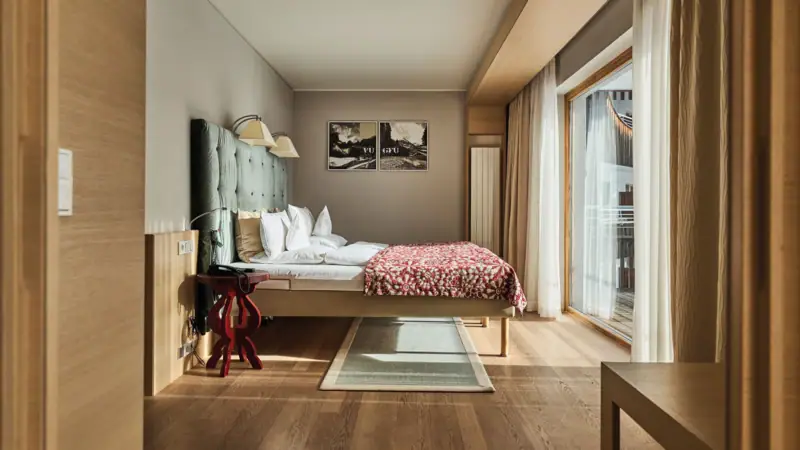 Hotelzimmer Werfenweng Schlafzimmer mit Bett und Teppichboden.