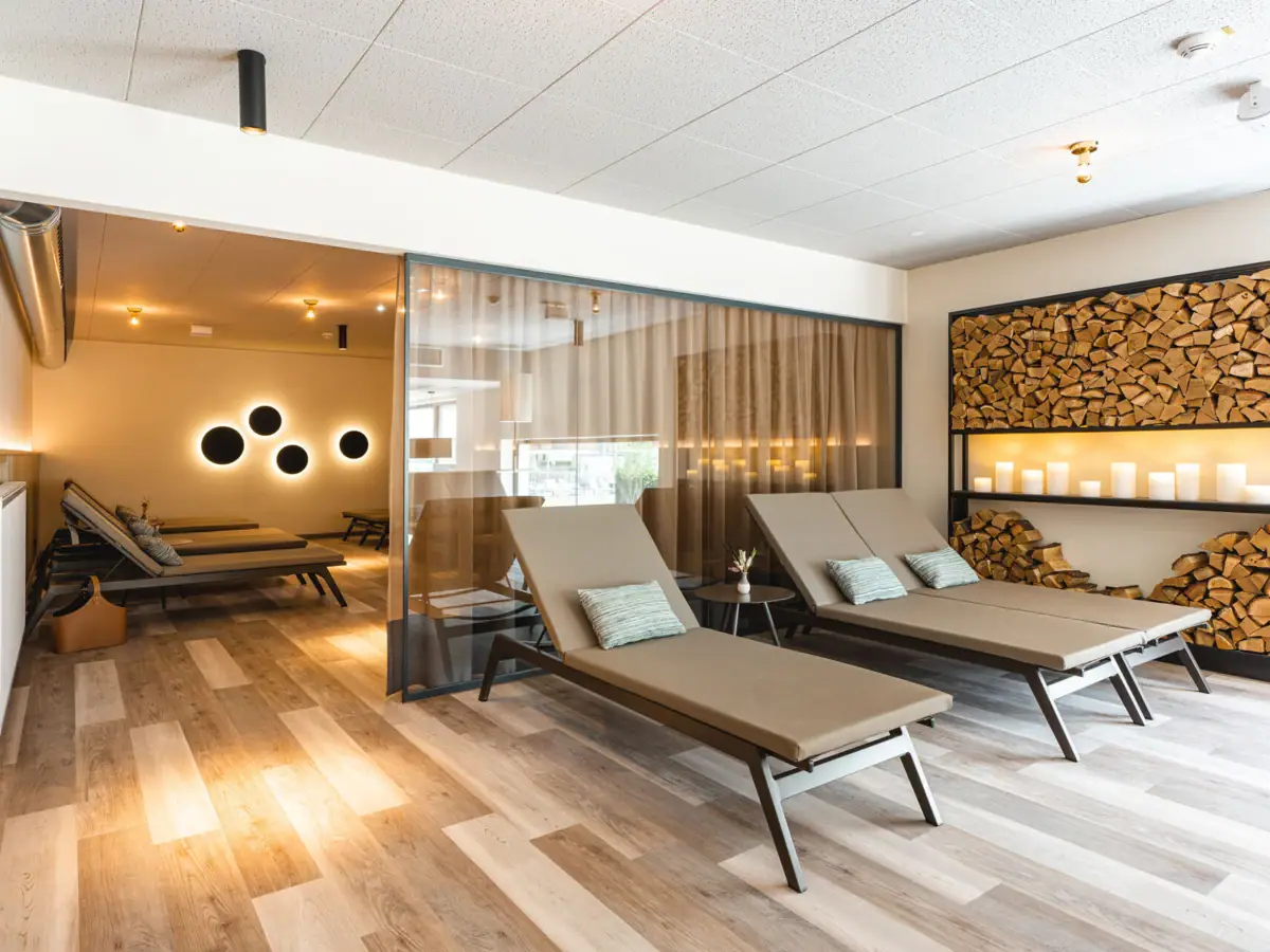 Ruheraum Ein Raum mit Lounge-Sesseln und Holzregalen.