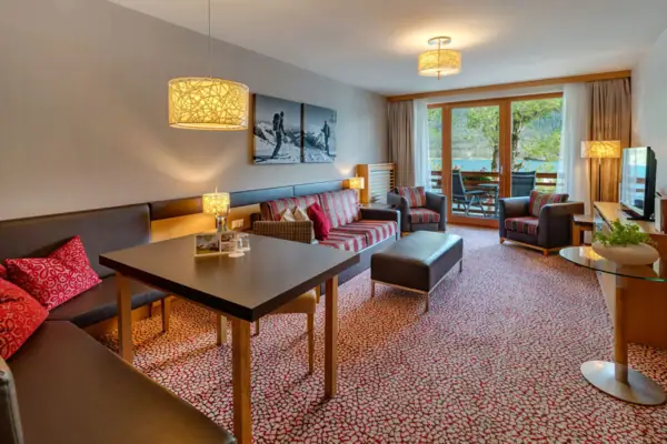 Suite Ein Raum mit einem Tisch und Stühlen.