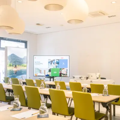 Tagungsraum Ein Raum mit Tischen und Stühlen.