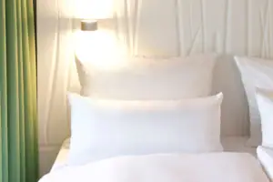 Behindertenfreundliches Zimmer Ein Zimmer mit einem Fenster und einem Bett.