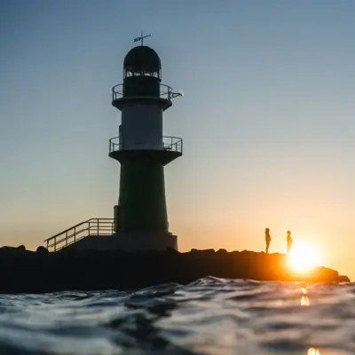 Leuchtturm Leuchtturm im Wasser bei Sonnenuntergang
