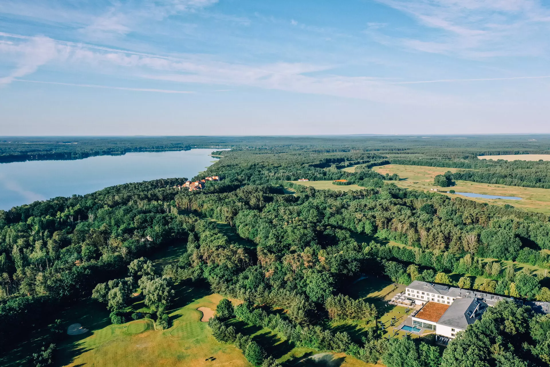 Luftaufnahme See und Wälder Luftansicht von einem großen See umgeben von grünen Wäldern.