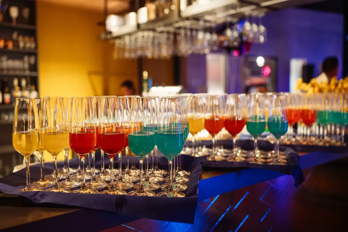 Silvester im aja Travemünde Eine Gruppe von Gläsern mit unterschiedlich farbigen Getränken.