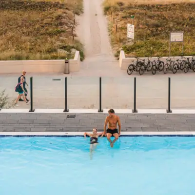 Außenpool Warnemünde Eine Gruppe von Menschen in einem Swimmingpool.