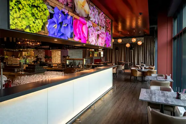 Bereich für Hundebesitzer Großer Bildschirm mit Blumen an der Wand.