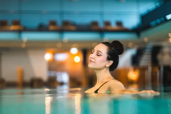 Entspannung im Seebad Eine Frau in einem Schwimmbecken.