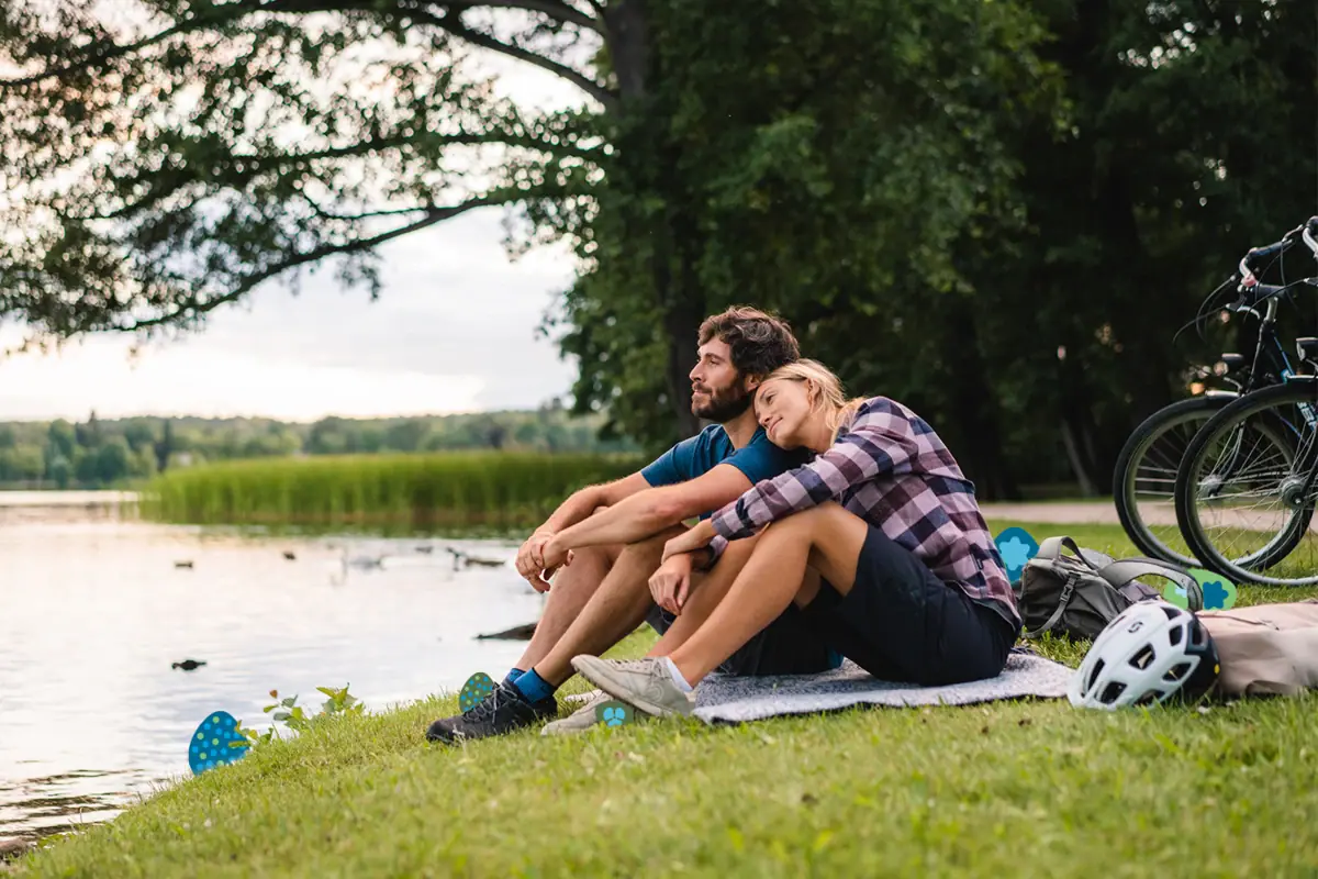 Urlaub am Scharmützelsee Ein Mann und eine Frau sitzen auf einer Decke am See.