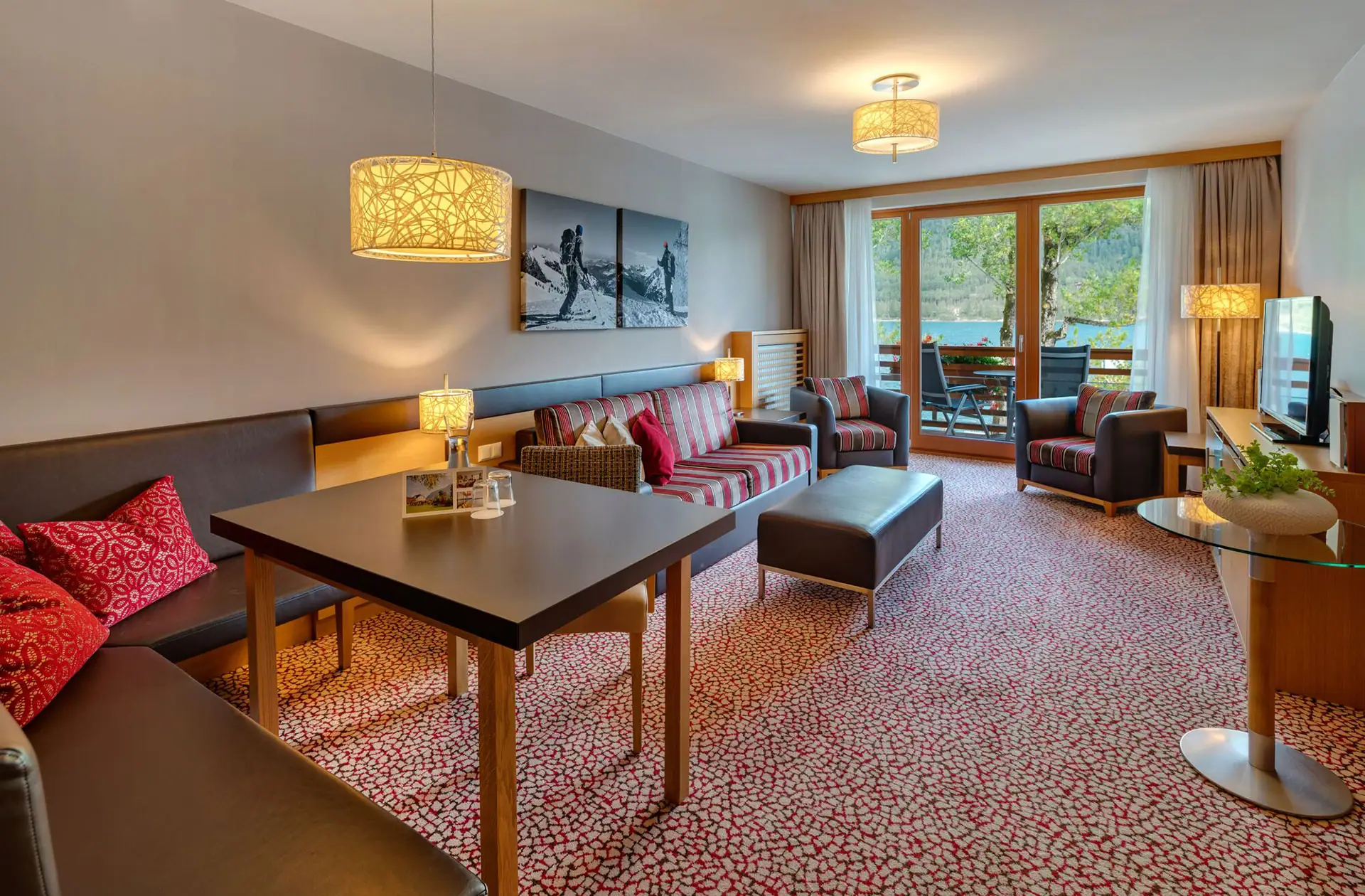 Suite Ein Raum mit einem Tisch und Stühlen.