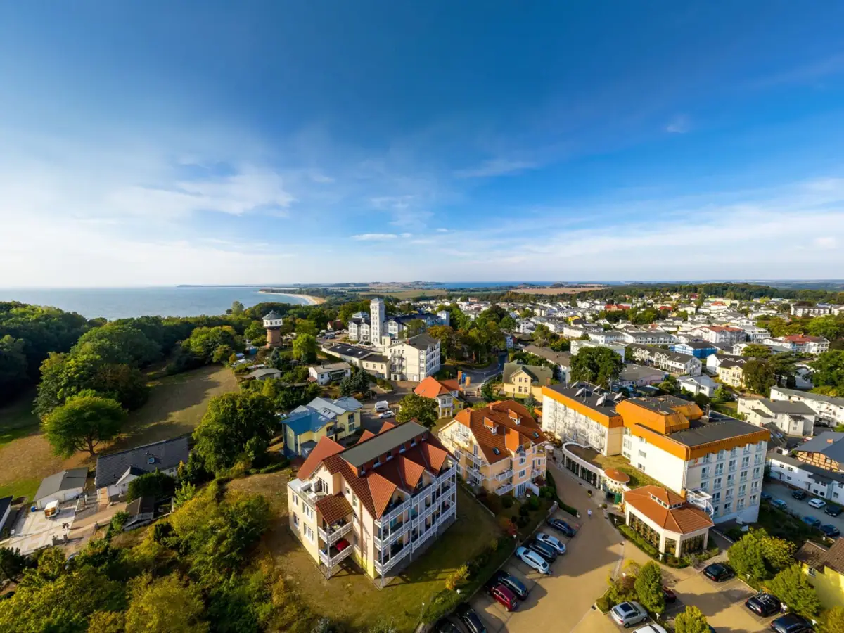 aja Nordperd & Villen Göhren Stadtansicht mit vielen Gebäuden und Bäumen aus der Vogelperspektive.