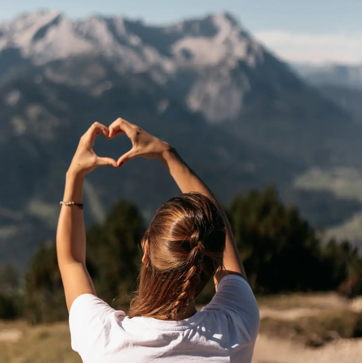 Herz Eine Frau formt ein Herz mit ihren Händen.