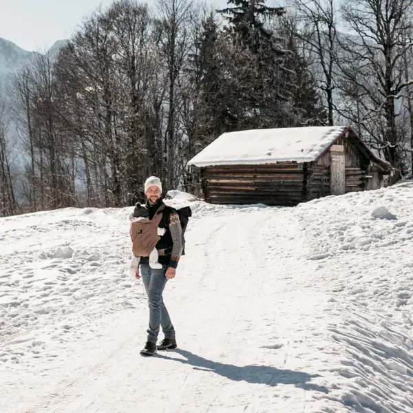 Winterspaziergang Eine Person steht im Schnee im Freien.