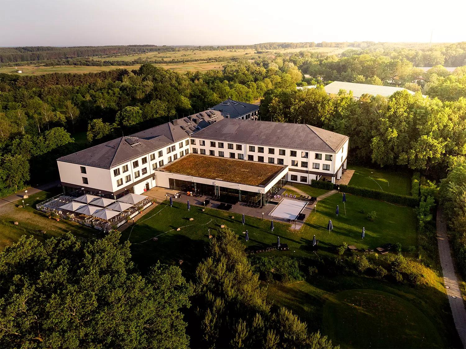 aja Bad Saarow Gebäude mit einem Pool und Stühlen