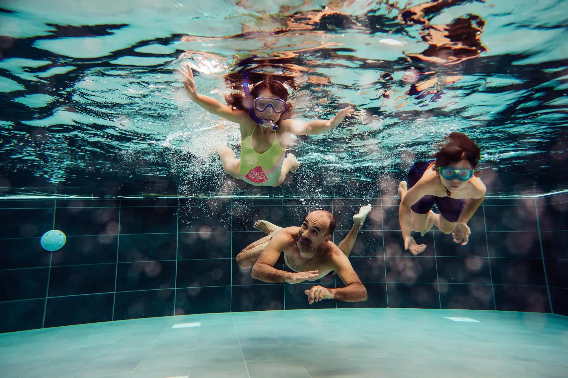 Personen im Pool Eine Gruppe von Menschen schwimmt unter Wasser.