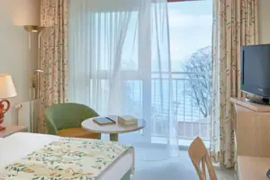 Zimmer Ein Hotelzimmer mit einem Bett und einem Fernseher.