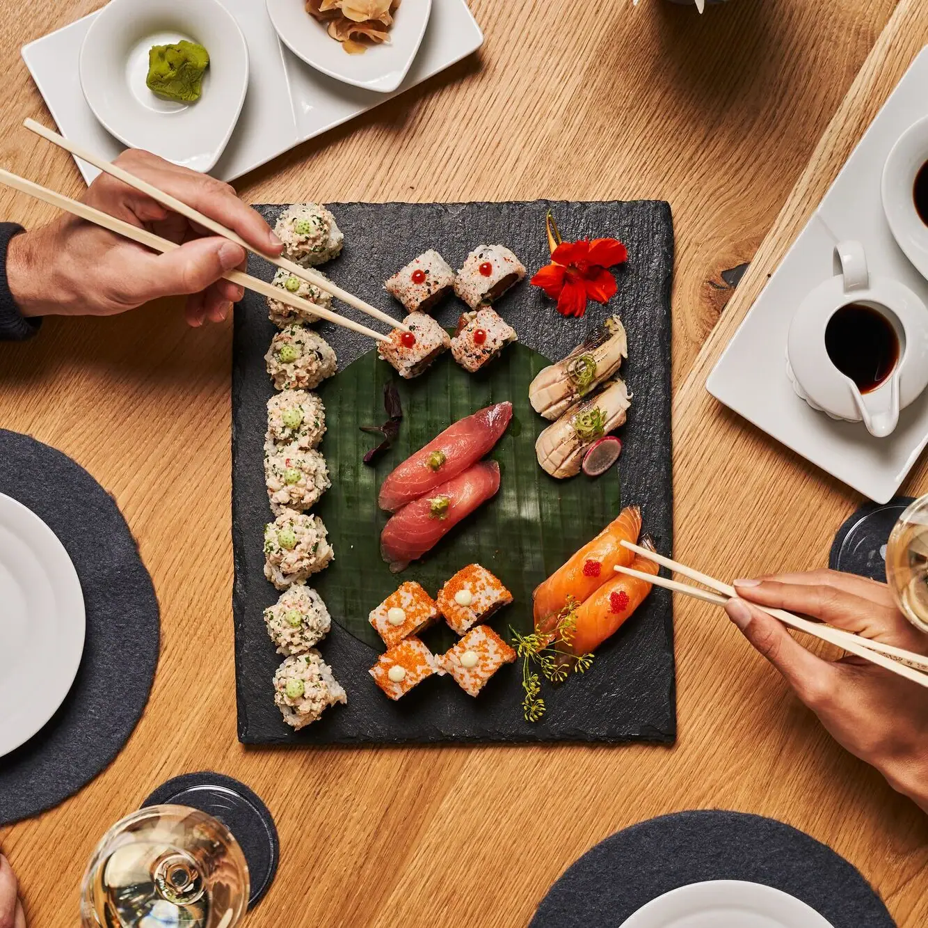 Sushi Eine Gruppe von Menschen isst Sushi.