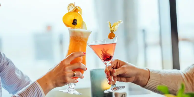 Hände halten Gläser mit Cocktails. Hände halten Gläser mit Cocktails.