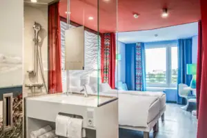 Doppelzimmer Ein Zimmer mit einem Doppelbett und einem Waschbecken.