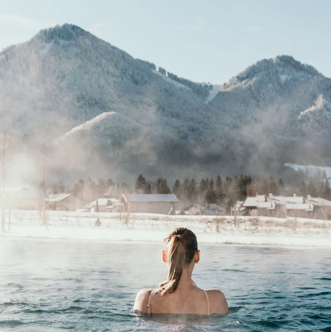 Day-Spa im aja Ruhpolding Eine Frau in einem heißen Pool im Freien.