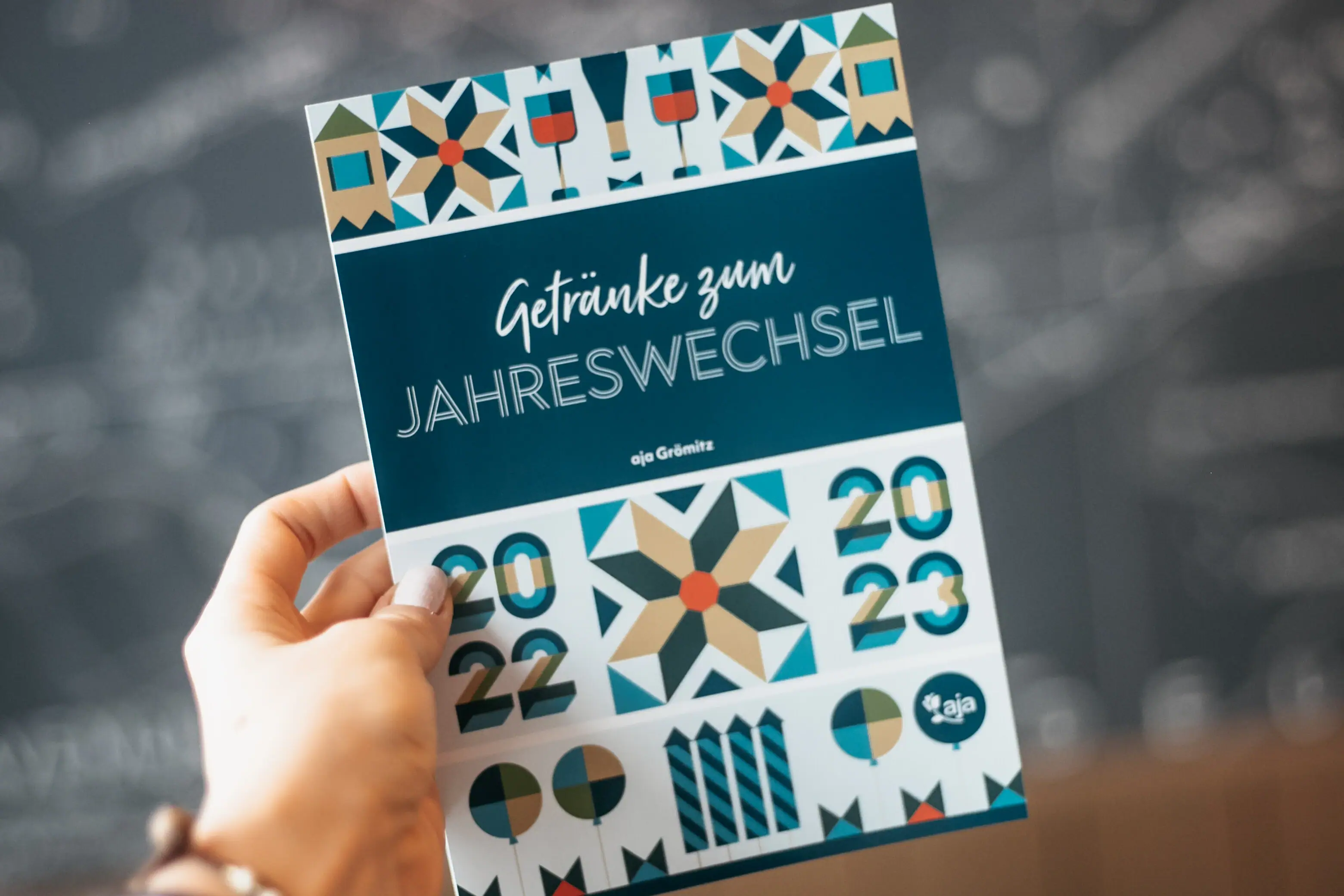 Silvester im aja Warnemünde Hand hält ein Programmheft mit handschriftlichen Notizen.